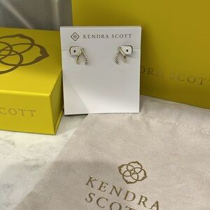 NWT Kendra Scott Wishbone earrings in Gold tone